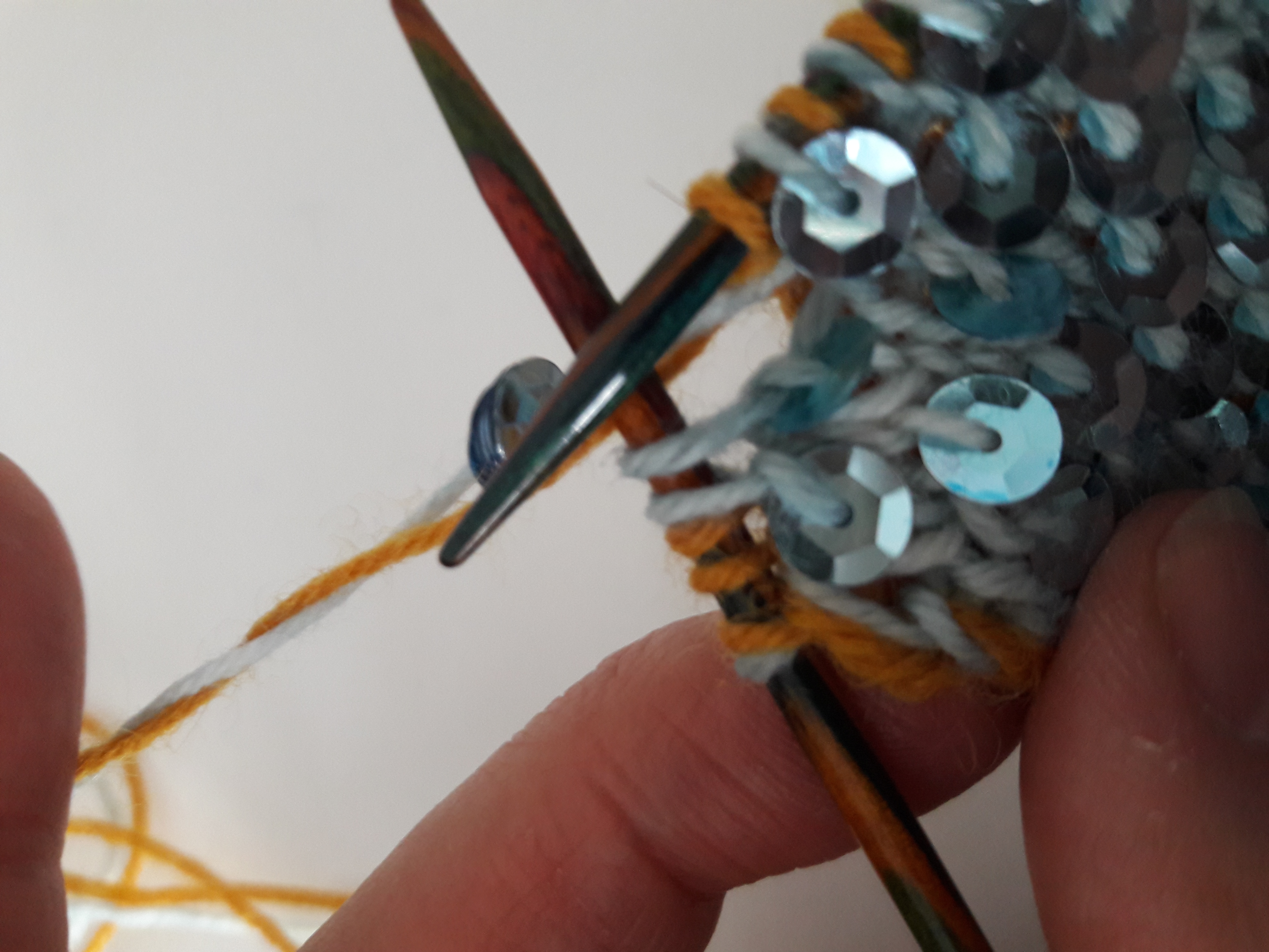 How to knit sequins